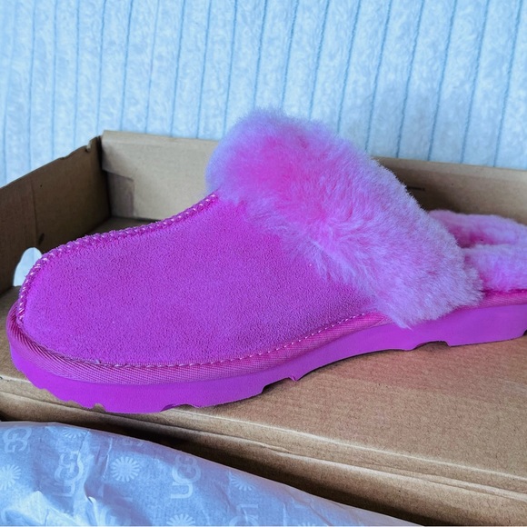 🔥 UGG SLIPPERS🔥 UGG Cozy II Suede Slip on - Women’s 6.5/7 or Kids Sz 5 - Picture 2 of 6